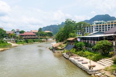Vang Vieng kasabası ve Vietnam şarkı nehri, laos manzarası
