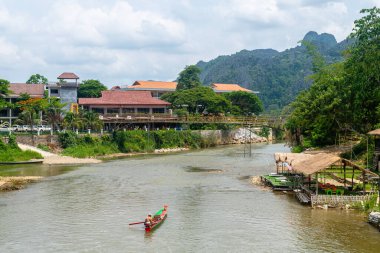 Vang Vieng kasabası ve Vietnam şarkı nehri, laos manzarası
