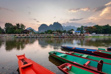 Vang Vieng kasabası ve Vietnam şarkı nehri, laos manzarası