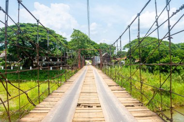 Tahta köprü Vang Vieng 'de Vietnam şarkı nehrinden geçiyor, laos