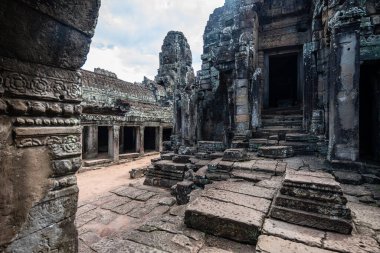 Muhteşem Angkor Wat tapınağının içinde, Kamboçya