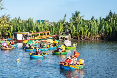 Hey, Vietnam 'da. 15 Haziran 2023: Hindistan cevizi tekne turu. Vietnam, Cam Thanh Köyü 'nde.