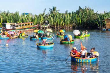Hey, Vietnam 'da. 15 Haziran 2023: Hindistan cevizi tekne turu. Vietnam, Cam Thanh Köyü 'nde.