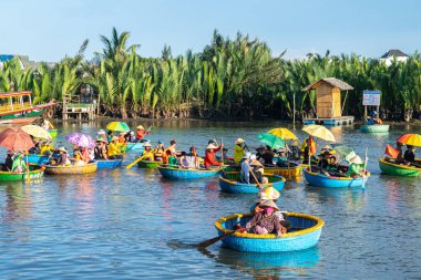 Hey, Vietnam 'da. 15 Haziran 2023: Hindistan cevizi tekne turu. Vietnam, Cam Thanh Köyü 'nde.