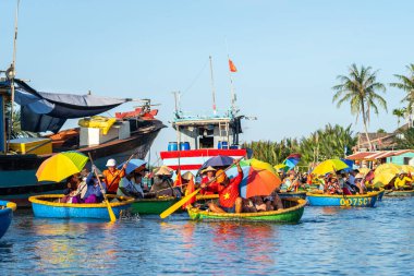 Hey, Vietnam 'da. 15 Haziran 2023: Hindistan cevizi tekne turu. Vietnam, Cam Thanh Köyü 'nde.