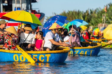 Hey, Vietnam 'da. 15 Haziran 2023: Hindistan cevizi tekne turu. Vietnam, Cam Thanh Köyü 'nde.