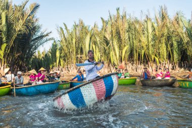 Hey, Vietnam 'da. 15 Haziran 2023: Hindistan cevizi tekne turu. Vietnam, Cam Thanh Köyü 'nde.