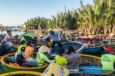 Hey, Vietnam 'da. 15 Haziran 2023: Hindistan cevizi tekne turu. Vietnam, Cam Thanh Köyü 'nde.