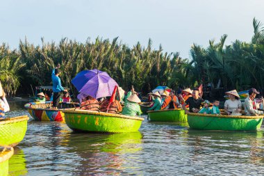 Hey, Vietnam 'da. 15 Haziran 2023: Hindistan cevizi tekne turu. Vietnam, Cam Thanh Köyü 'nde.