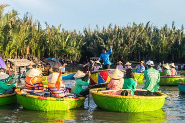 Hey, Vietnam 'da. 15 Haziran 2023: Hindistan cevizi tekne turu. Vietnam, Cam Thanh Köyü 'nde.