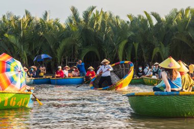 Hey, Vietnam 'da. 15 Haziran 2023: Hindistan cevizi tekne turu. Vietnam, Cam Thanh Köyü 'nde.