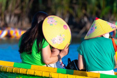 Hey, Vietnam 'da. 15 Haziran 2023: Hindistan cevizi tekne turu. Vietnam, Cam Thanh Köyü 'nde.