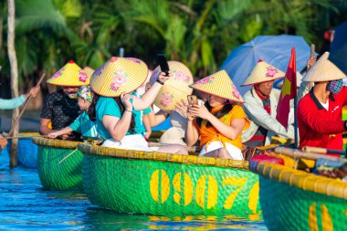 Hey, Vietnam 'da. 15 Haziran 2023: Hindistan cevizi tekne turu. Vietnam, Cam Thanh Köyü 'nde.