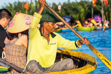 Hey, Vietnam 'da. 15 Haziran 2023: Hindistan cevizi tekne turu. Vietnam, Cam Thanh Köyü 'nde.