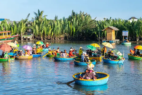Hey, Vietnam 'da. 15 Haziran 2023: Hindistan cevizi tekne turu. Vietnam, Cam Thanh Köyü 'nde.