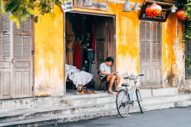Hey, Vietnam 'da. 16 Haziran 2023: Eski bir kasaba, Vietnam 'ın sokak manzarası