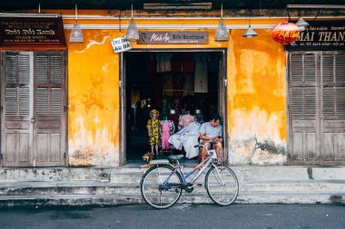 Hey, Vietnam 'da. 16 Haziran 2023: Eski bir kasaba, Vietnam 'ın sokak manzarası
