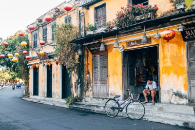 Hey, Vietnam 'da. 16 Haziran 2023: Eski bir kasaba, Vietnam 'ın sokak manzarası