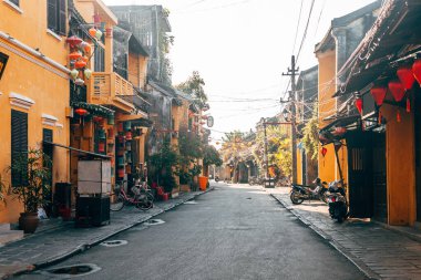 Hey, Vietnam 'da. 16 Haziran 2023: Eski bir kasaba, Vietnam 'ın sokak manzarası
