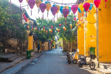 Hey, Vietnam 'da. 16 Haziran 2023: Eski bir kasaba, Vietnam 'ın sokak manzarası