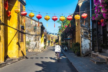 Hey, Vietnam 'da. 16 Haziran 2023: Eski bir kasaba, Vietnam 'ın sokak manzarası