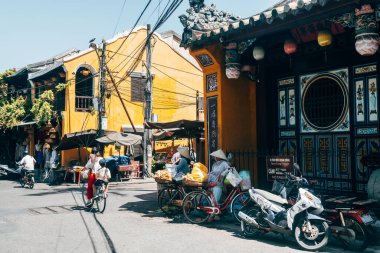 Hey, Vietnam 'da. 16 Haziran 2023: Eski bir kasaba, Vietnam 'ın sokak manzarası