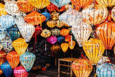 Hey, Vietnam 'da. 16 Haziran 2023: Eski bir kasaba, Vietnam 'ın sokak manzarası