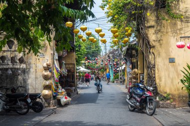 Hey, Vietnam 'da. 16 Haziran 2023: Eski bir kasaba, Vietnam 'ın sokak manzarası