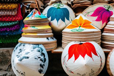 Hey, Vietnam 'da. 16 Haziran 2023: Eski bir kasaba, Vietnam 'ın sokak manzarası