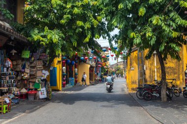 Hey, Vietnam 'da. 16 Haziran 2023: Eski bir kasaba, Vietnam 'ın sokak manzarası