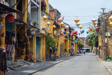 Hey, Vietnam 'da. 16 Haziran 2023: Eski bir kasaba, Vietnam 'ın sokak manzarası