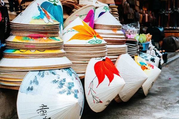 Hey, Vietnam 'da. 16 Haziran 2023: Eski bir kasaba, Vietnam 'ın sokak manzarası