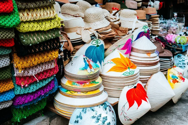 Hey, Vietnam 'da. 16 Haziran 2023: Eski bir kasaba, Vietnam 'ın sokak manzarası