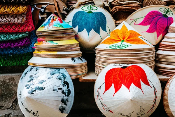 Hey, Vietnam 'da. 16 Haziran 2023: Eski bir kasaba, Vietnam 'ın sokak manzarası