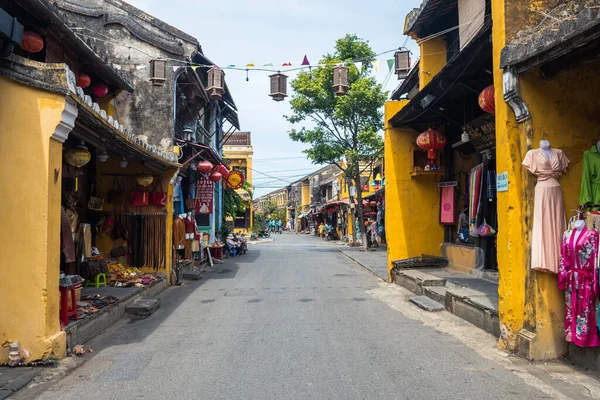 Hey, Vietnam 'da. 16 Haziran 2023: Eski bir kasaba, Vietnam 'ın sokak manzarası