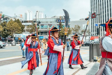 Seul, Güney Kore. 3 Temmuz 2023: Seul 'deki Sungnyemun Kapısı' nda askeri muhafız performansını değiştirdi.