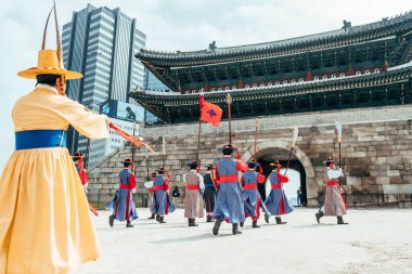 Seul, Güney Kore. 3 Temmuz 2023: Seul 'deki Sungnyemun Kapısı' nda askeri muhafız performansını değiştirdi.