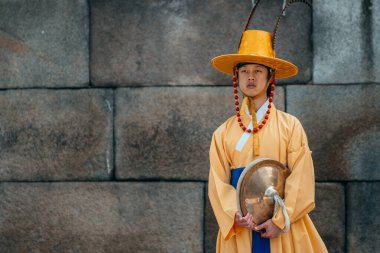 Seul, Güney Kore. 3 Temmuz 2023: Seul 'deki Sungnyemun Kapısı' nda askeri muhafız performansını değiştirdi.