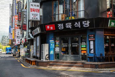 Seul, Güney Kore. 3 Temmuz 2023: Seul 'deki ünlü Myeong-Dong Yürüyüş Sokağı manzarası