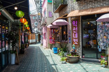 Seul, Güney Kore. 3 Temmuz 2023: Seul 'deki ünlü Myeong-Dong Yürüyüş Sokağı manzarası