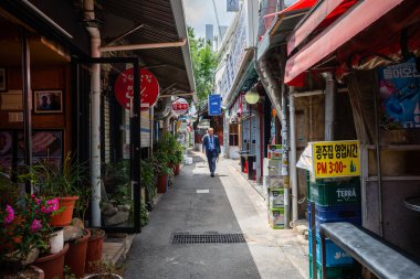 Seul, Güney Kore. 3 Temmuz 2023: Seul 'deki ünlü Myeong-Dong Yürüyüş Sokağı manzarası