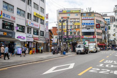 Seul, Güney Kore. 3 Temmuz 2023: Seul 'deki ünlü Myeong-Dong Yürüyüş Sokağı manzarası