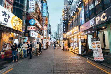 Seul, Güney Kore. 3 Temmuz 2023: Seul 'deki ünlü Myeong-Dong Yürüyüş Sokağı manzarası