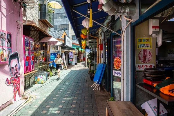 Seul, Güney Kore. 3 Temmuz 2023: Seul 'deki ünlü Myeong-Dong Yürüyüş Sokağı manzarası