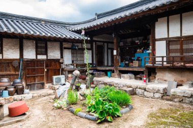  Güney Kore, Gyeongju 'daki geleneksel yangdong köyünün manzarası