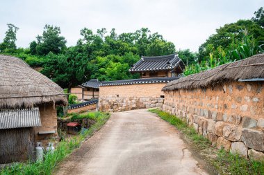  Güney Kore, Gyeongju 'daki geleneksel yangdong köyünün manzarası