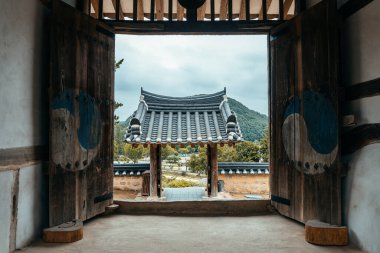  Güney Kore, Gyeongju 'daki geleneksel yangdong köyünün manzarası