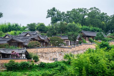  Güney Kore, Gyeongju 'daki geleneksel yangdong köyünün manzarası