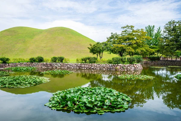  Güney Kore, Gyeongju 'daki ünlü Cheonmachong Parkı manzarası