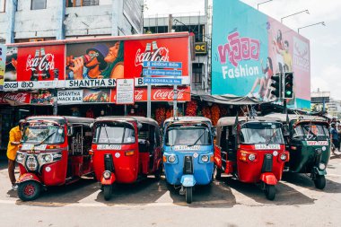 Kolombo, Sri Lanka. 10 Ağustos, 2023: Tuk Tuk Colombo Caddesi 'ne park etti.